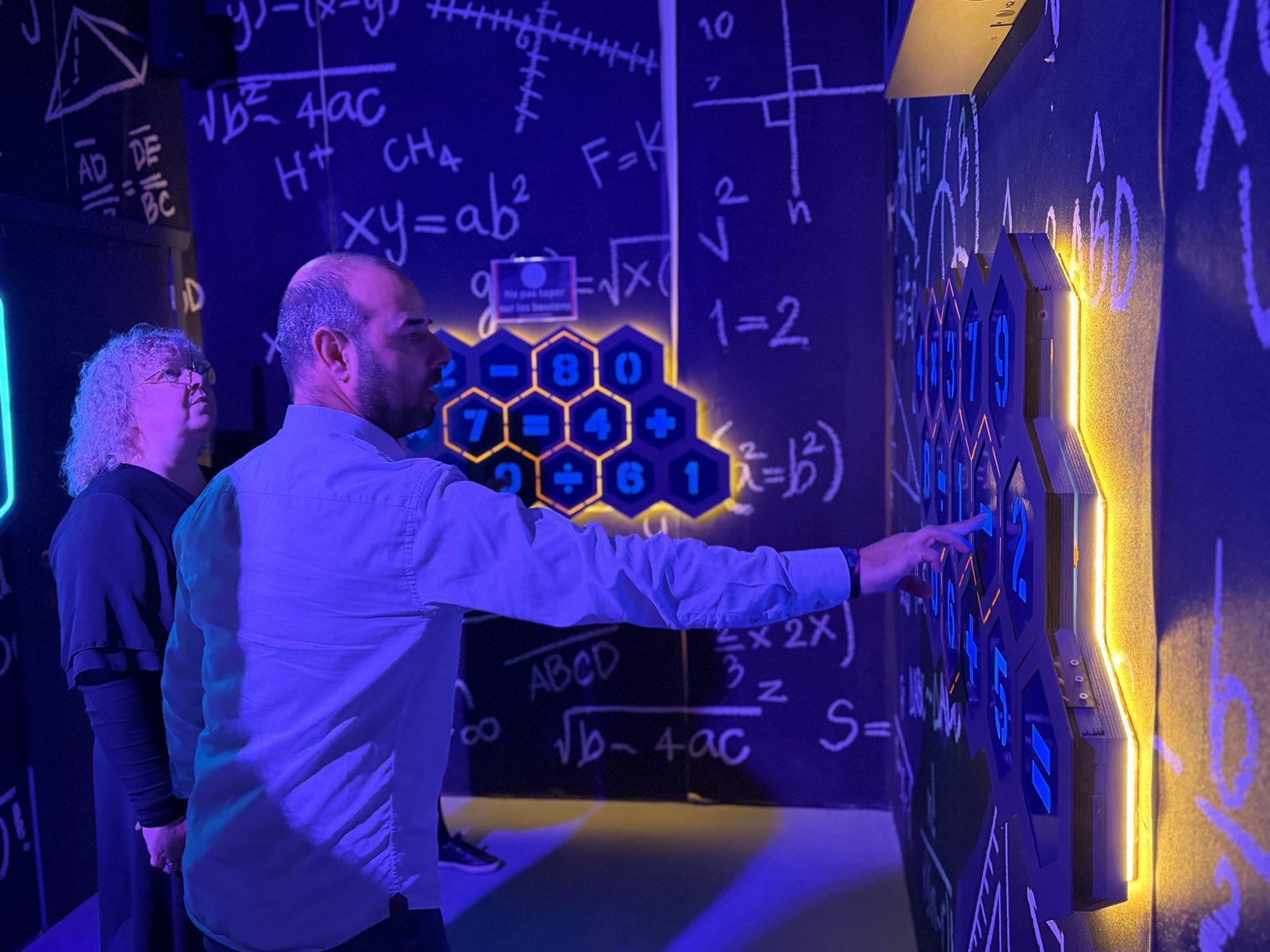 Un joueur relève une épreuve sur le mur hexagonal lumineux