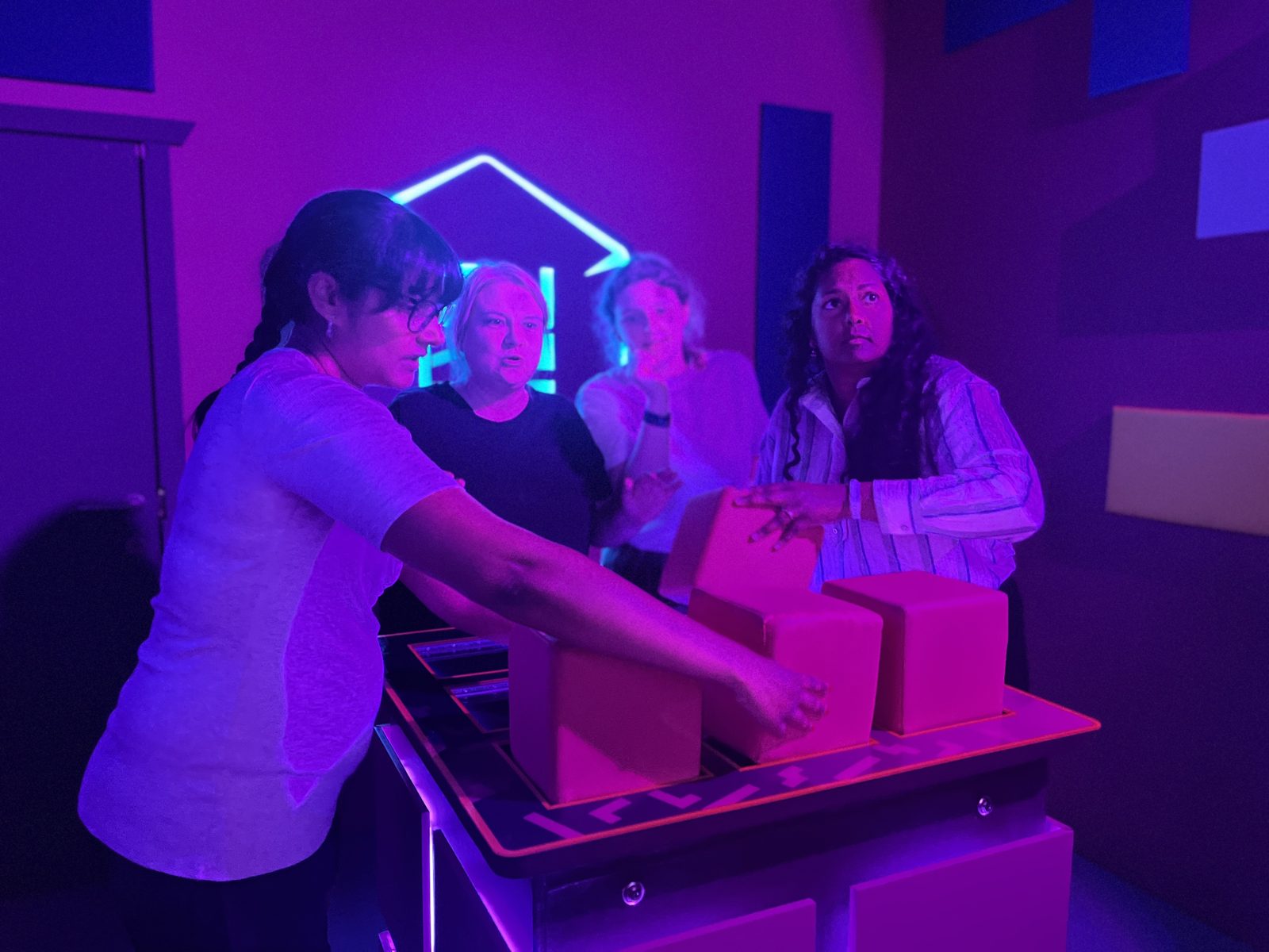 Une équipe d'amis relève les défis du Cube Challenge chez Team Square